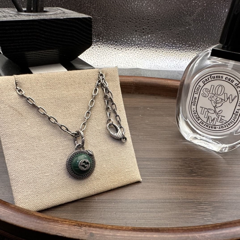 G*u*i necklaces